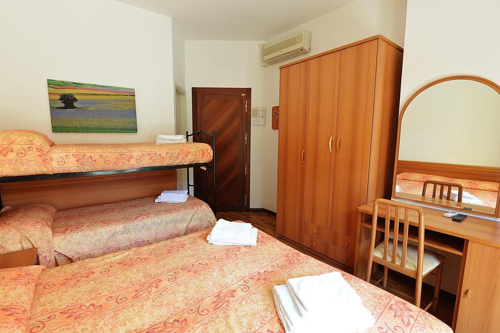 Hotel Bamar Pinarella Ngoại thất bức ảnh